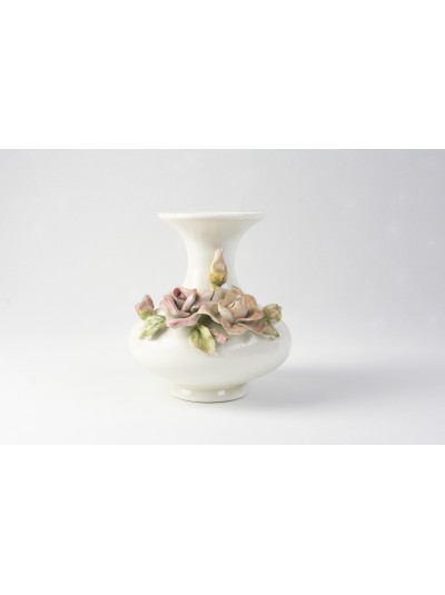 Vaso di porcellana con fiori in rilievo